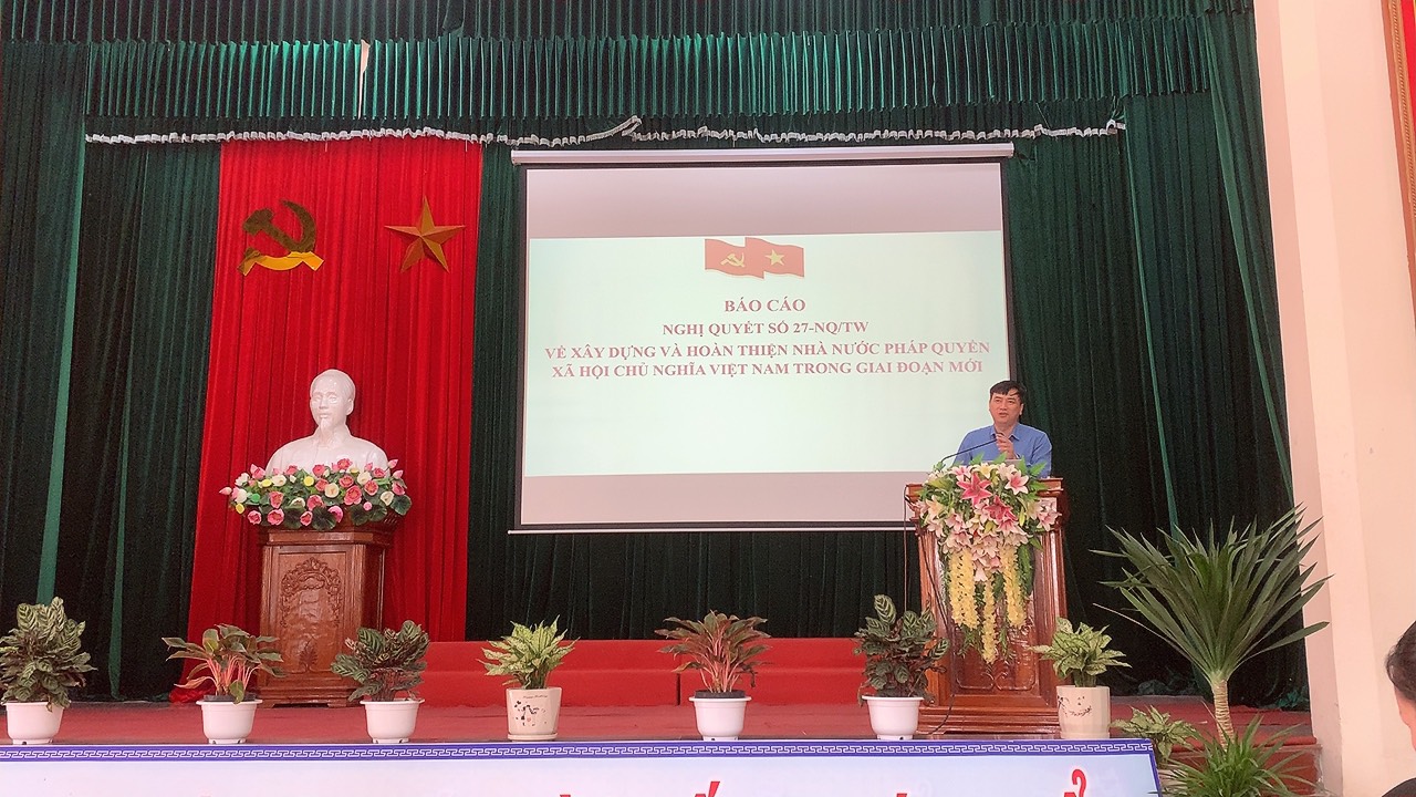 Nguyễn Quang Vinh- Phó Ban Tuyên giáo Thành uỷ trực tiếp quán triệt những nội dung cốt lõi về các Nghị quyết của Hội nghị Trung ương 6 khoá 13 