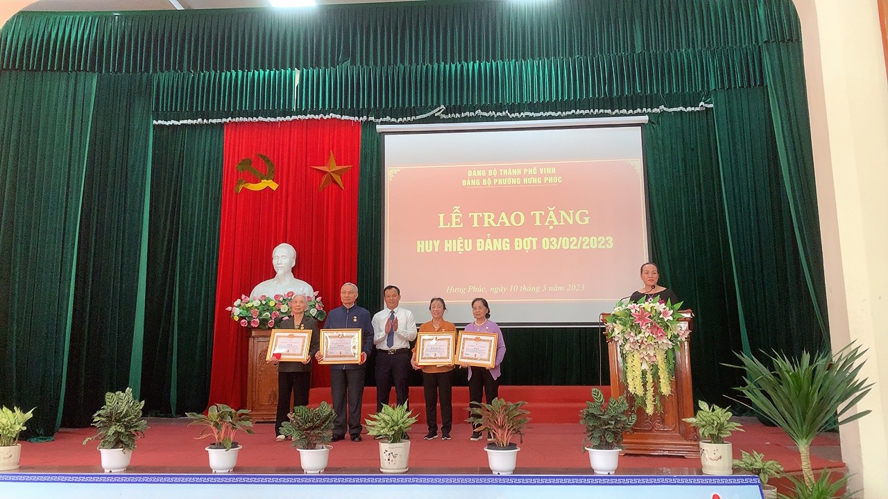 Đồng chí: Phan Minh Tuấn UV. BTV Thành ủy- Trưởng Ban Tuyên giáo, Giám đốc Trung tâm chính trị TP Vinh trao Huy hiệu đảng cho các đảng viên